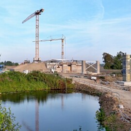 Nad řekou Labe v Pardubicích vzniká největší zavěšený most v ČR