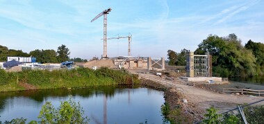 Nad řekou Labe v Pardubicích vzniká největší zavěšený most v ČR