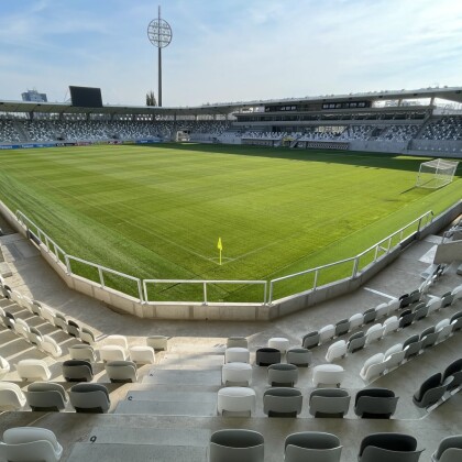 Podívejte se na nový dokument POD LÍZÁTKY. Mapuje stavbu hradeckého stadionu