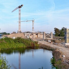 Pardubice budou mít největší most v Česku. Dopravní omezení na Poděbradské ulici skončila