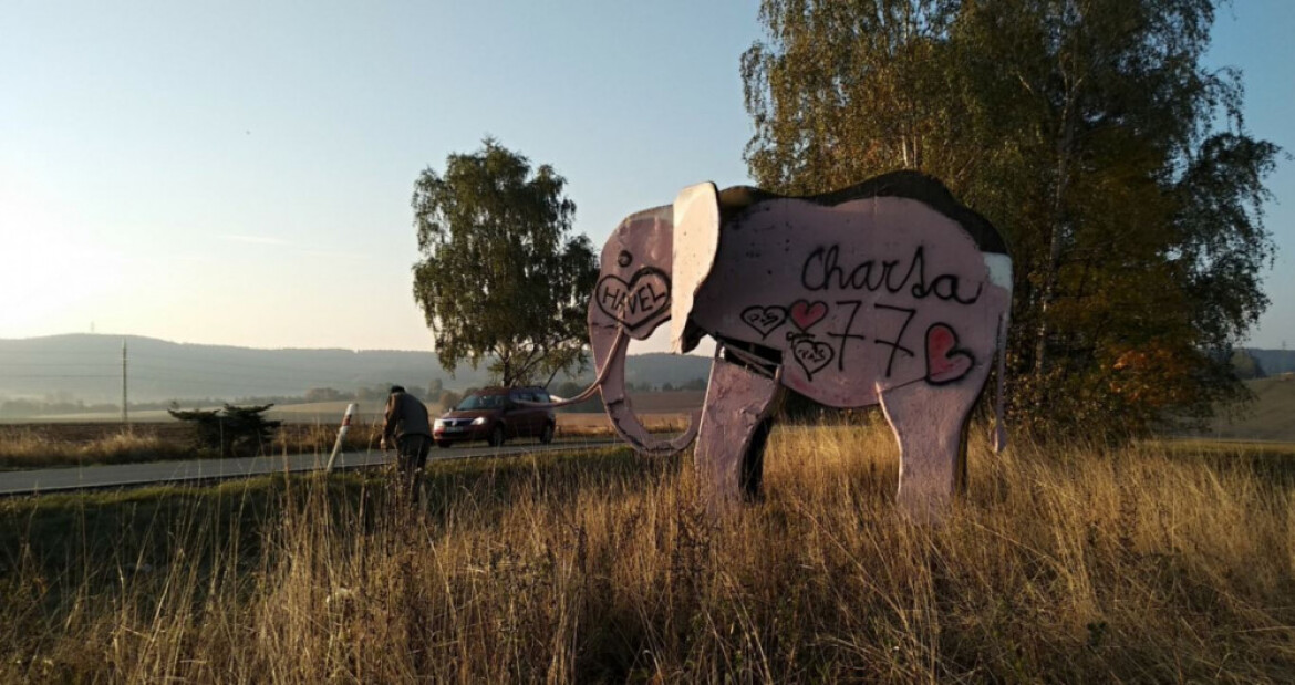 Slon se k silnici na Trutnov jen tak nevrátí