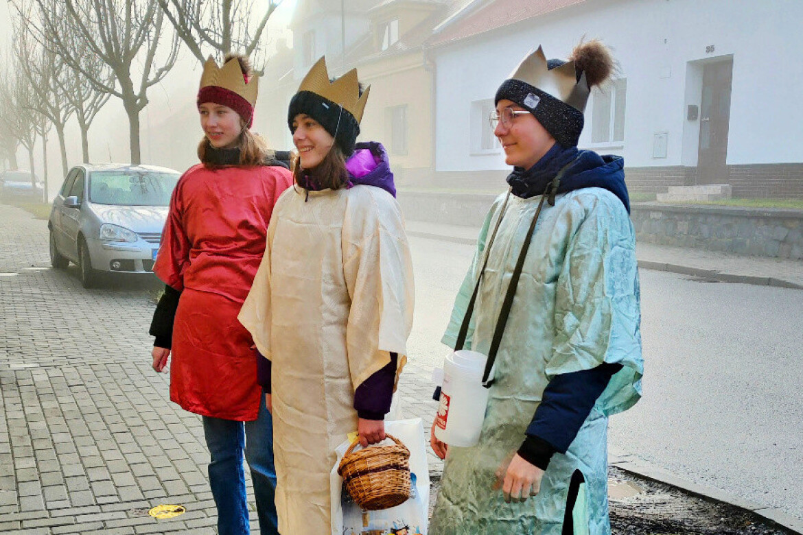 Začíná Tříkrálová sbírka. Koledníky budeme v ulicích potkávat 14 dnů