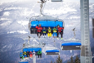V Krkonoších a Orlických horách o víkendu lyžovaly desítky tisíc lidí