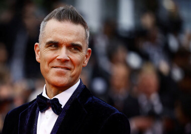 Robbie Williams slaví 50. narozeniny. Na jeho první koncert nikdo nepřišel