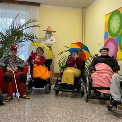 Parta vozíčkářů z Hořic chce vyrazit k moři. Na jejich sen se skládá veřejnost