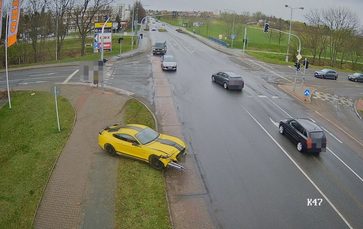 VIDEO: Splašeného Mustanga v Hradci Králové řídil člověk pod vlivem a bez papírů