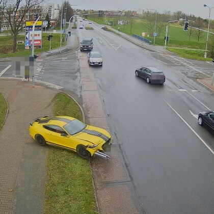 VIDEO: Splašeného Mustanga v Hradci Králové řídil člověk pod vlivem a bez papírů