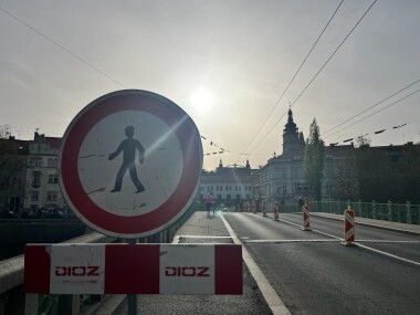 Oprava mostu v centru Hradce Králové ode dneška zkomplikuje dopravu ve městě