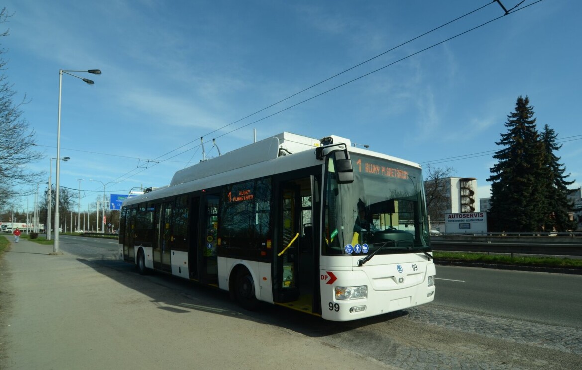 Trolejbusy jezdí v Hradci Králové už 75 let