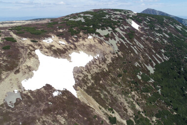 Na sněhovém poli Mapa republiky v Krkonoších je okolo čtyř metrů sněhu