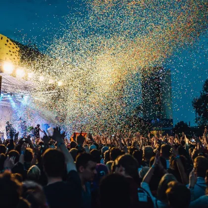 PŘEHLED: Tohle jsou největší hudební akce roku 2025. Od Imagine Dragons po Bryana Adamse