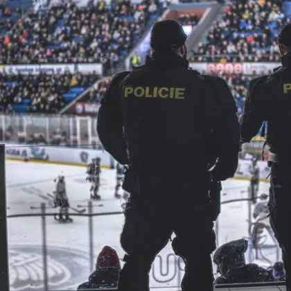 Hradecký Mountfield chystá na večerní hokej speciální poctu policistům