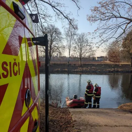 Policie vyšetřuje nález mrtvého muže v Labi u Lochenic na Hradecku