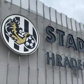 Emoce kolem policejního zákroku na stadionu v Hradci Králové. Byl adekvátní?