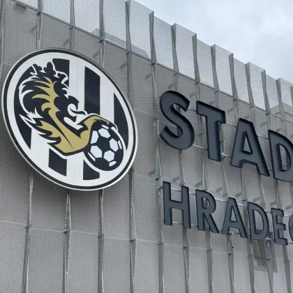 Emoce kolem policejního zákroku na stadionu v Hradci Králové. Byl adekvátní?