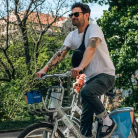 Ve Dvoře Králové opět vyjedou sdílená kola, čtvrthodina bude dál zdarma
