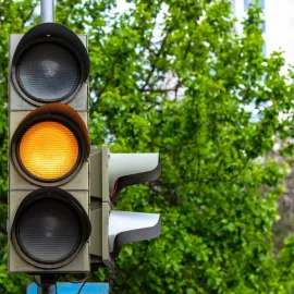 Řidič s 1,57 promile čekal na zelenou, přestože semafor bliká žlutě