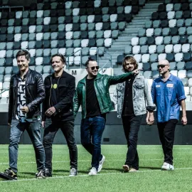 Chinaski vydali narozeninové album. Fanouškům ho představí pod hradeckými lízátky