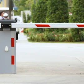 U Kauflandu v Hradci budou závory. Dlouhodobě zaparkovaná auta budou platit