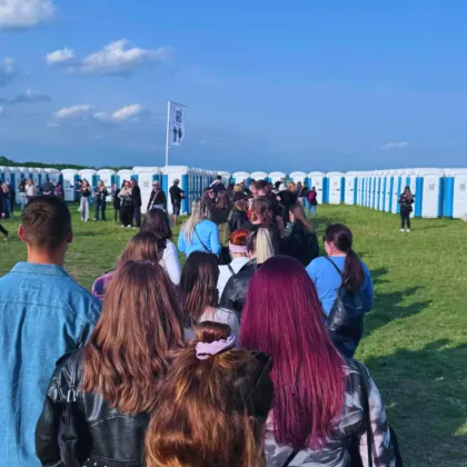 Průzkum ukázal, co vadí návštěvníkům hudebních festivalů. Od záchodů až po drogy