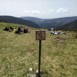 Krkonošští strážci přírody pokutují turisty za porušování pravidel