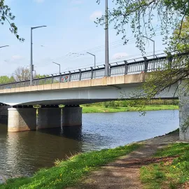 Výměna lan na Wonkově mostě v Pardubicích se blíží ke konci