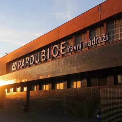 Velké nástěnné mozaiky z 50. let na nádraží v Pardubicích jsou zrestaurované