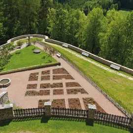 Na hradě Svojanov si mohou turisté prohlédnout obnovenou gotickou zahradu