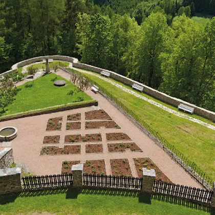 Na hradě Svojanov si mohou turisté prohlédnout obnovenou gotickou zahradu
