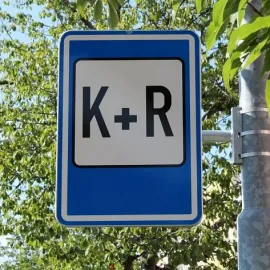 Kiss and Ride! U řady škol v Královéhradeckém kraji přibyla nová, krátkodobá parkovací místa