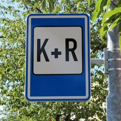 Kiss and Ride! U řady škol v Královéhradeckém kraji přibyla nová, krátkodobá parkovací místa