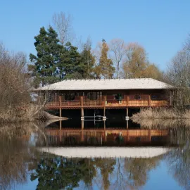 Bagr odbahňuje pardubický Čičák. Jeden nákladní vůz naloží do minuty