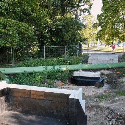 Práce na mostku u hradecké Flošny pokračují podle plánu. Na místě už stojí pilíře
