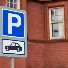 Pardubáci protestují proti rozšíření parkovacích zón a dopravním změnám