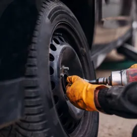 Nečekejte s přezouváním svého auta, varuje policie