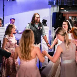 TOP10 hitů, které musí zaznít na každém svatebním mejdanu