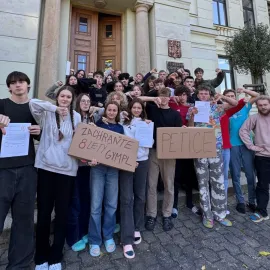 Studenti gymplu v Hořicích bojují proti zrušení osmiletého oboru. Na stole je i petice