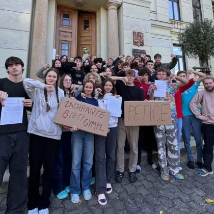 Studenti gymplu v Hořicích bojují proti zrušení osmiletého oboru. Na stole je i petice