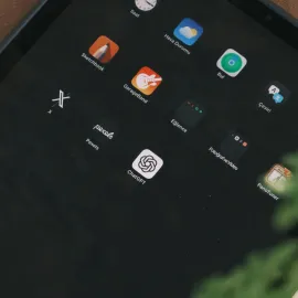 Podvodníci zneužili jméno ČNB. Falešná aplikace krade data z platebních karet