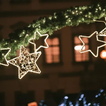 Hradec Králové začal instalovat vánoční osvětlení, přijde na dva miliony korun