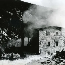 Původní Labská bouda lehla popelem v listopadu 1965