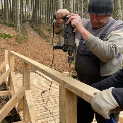 Oprava lávky přes Huťský potok v Krkonoších je hotová. Rychleji, než se čekalo