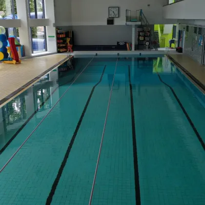 Krytý bazén v Poličce čeká rekonstrukce. Bude mít nerezovou vanu