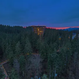 Stezka korunami stromů v Krkonoších chystá večerní nasvícené procházky