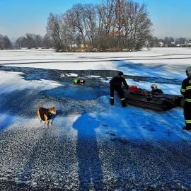 Zamrzlé rybníky lákají bruslaře. Odborníci varují před tenkým ledem