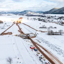 Stavba dálnice D11 směrem k Polsku pokračuje i pod sněhem