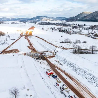 Stavba dálnice D11 směrem k Polsku pokračuje i pod sněhem