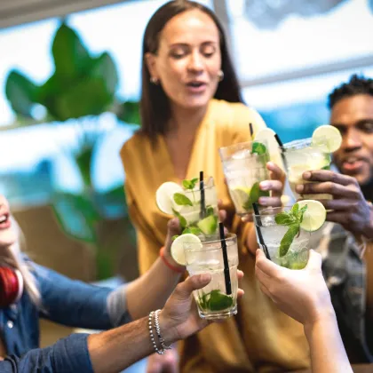 Jak zvládnout silvestrovskou noc plnou alkoholu?