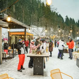 Fan zóny ve Špindlerově Mlýně. Lidé mohou sledovat sportovní přenosy přímo na horách