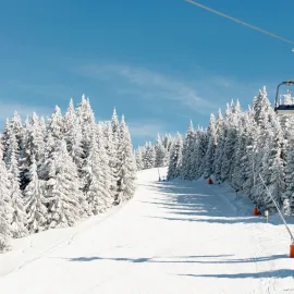 Do Krkonoš o víkendu vyrazily na lyže tisíce lidí, sněhu je přes oblevu dostatek